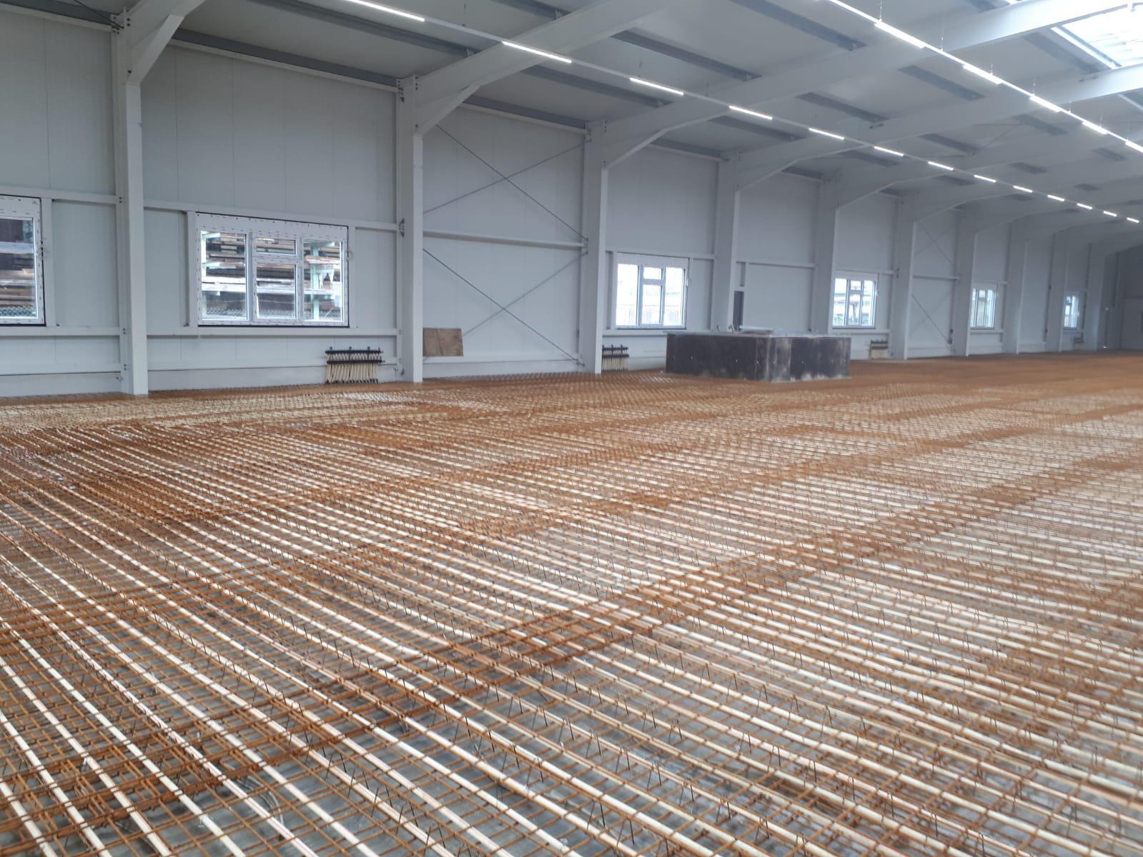 Industriehalle mit vollständiger Stahlbewehrung vor dem Betonieren